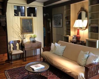 Historic Pea Ridge Cabin, circa 1820, outskirts of Tryon, NC - Tryon - Living room