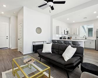 Fresh Modern Home in Buckeye with Pool,BBQ - Buckeye - Living room
