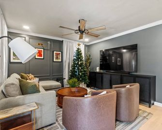 New 5 Star Luxury-Masters-Hot Tub-Fire Pit-Ev Char - Augusta - Living room