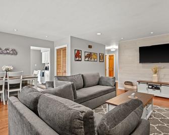 Private Home with Office and Fenced in Yard - Saint Charles - Living room