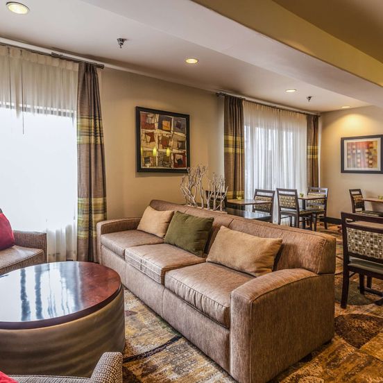 Living room view of Hampton Inn Colorado Springs-Airport