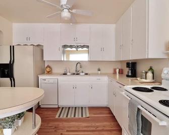 Cute and spacious 1 bedroom in a great location - Albuquerque - Kitchen