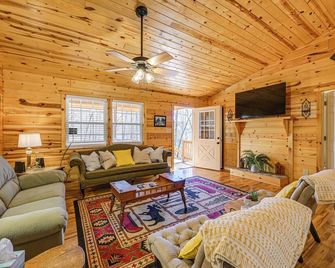 8 Mi to Chattooga River Pet-Friendly Mtn Cabin - Clayton - Huiskamer