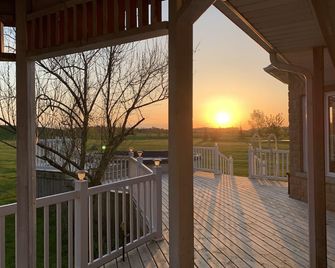 4 Bedrms, Indoor Hottub, Wineries & Niagara Falls - Smithville - Balcony