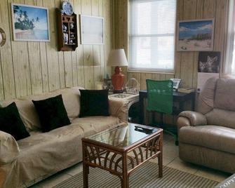 Friendly Native Beach Resort - Saint Pete Beach - Living room
