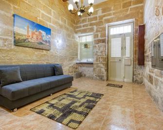 Authentic Townhouse with backyard in Sliema by 360 Estates - Sliema - Living room