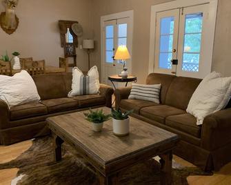 Schmitz Bed & Breakfast - New Braunfels - Living room
