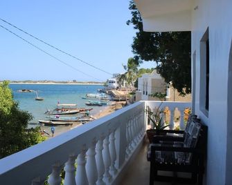 Stopover Guest House and Restaurant - Lamu - Balcony
