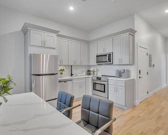 Charming Gem In Newark 3 Bedroom Apts by RedAwning - Newark - Kitchen