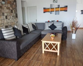 Superb private villa 'foot in the water' - Free WiFi - Tombeau Bay - Living room