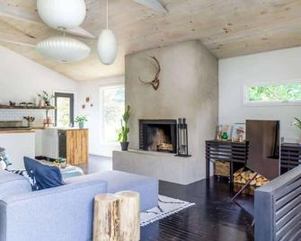 Hudson Valley Black Barn: Views-Fireplace-Pit-Pool - Kerhonkson - Sala de estar