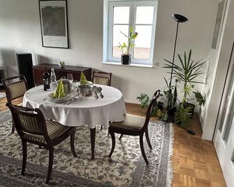 Helle FeWo mit Rhönblick, Stadtbus & A7-Anschluss - Fulda - Dining room