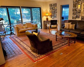 Peaceful Cabin, Convenient to ~GA~ National Fairgrounds - Marshallville - Sala de estar