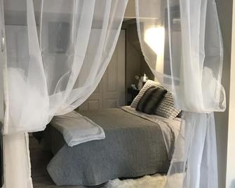Romantic studio apartment 40 minutes north from Toronto in a magical setting - Caledon - Bedroom