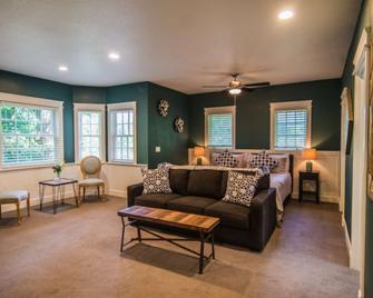 The Campbell House Inn - Eugene - Living room