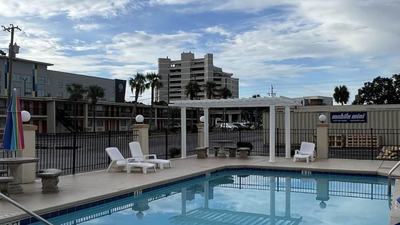 Hole Inn the Wall Hotel - Fort Walton Beach - Sunset Plaza - nearby Beaches & Hurlburt