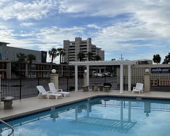 Hole Inn the Wall Hotel - Fort Walton Beach - Sunset Plaza - nearby Beaches & Hurlburt - פורט וולטון ביץ' - בריכה