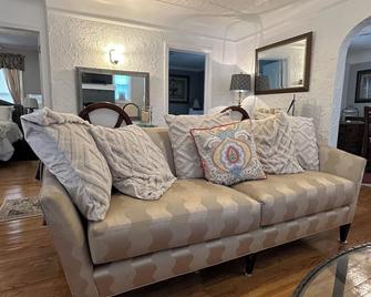 Cozy 3-bedroom house with WiFi, AC in historic Detroit north rosedale park - Detroit - Wohnzimmer