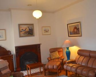 Cobb & Co House - Great Location - Sale - Living room