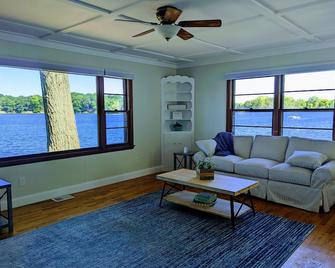 Lakefront Walkout Cottage, Beach, Dock, Kayaks, Sunsets on Pine Lake! - Plainwell - Sala de estar
