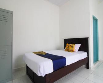 Spot On 2592 Homestay Bunda Puja - Duri - Bedroom