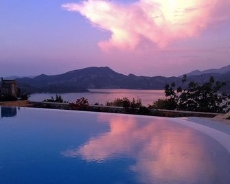 Swan Lake Boutique Hotel - Adults Only - Selimiye - Zwembad