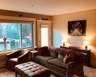 High End 3 bed 3 bath ski in/out condo with private hot tub on the back deck! - Carrabassett Valley - Sala de estar