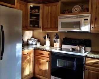 Spacious 4br, 4ba + 2min From Skiing, Hottub, Cable+theater, Wifi - Brian Head - Kitchen