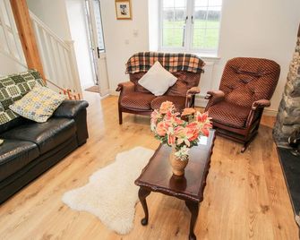 TY GWYN, pet friendly, with hot tub in Llanfair Caereinion - Welshpool - Living room