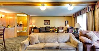 Fireside Inn and Suites - Devils Lake - Living room