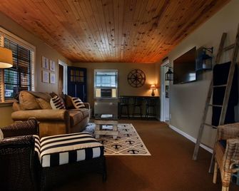 Lake Delavan, South Shore - Lakefront Cottage with Pier - Delavan - Living room