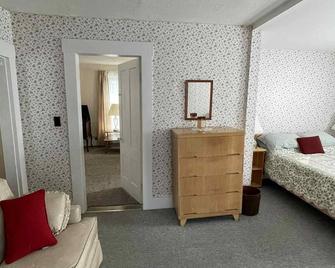 Hubbard Boyle Way an authentic Vermont Farmhouse Retreat in North Danville - Danville - Habitación