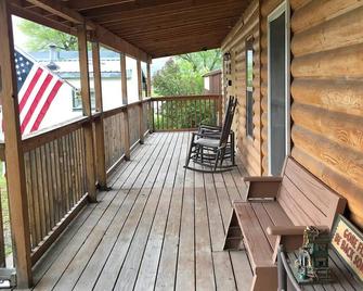 Cabin #2 - Backyard Bunkhouse - Irwin