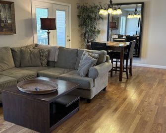 Cozy Apartment on Quiet Street - Poplar Bluff - Wohnzimmer