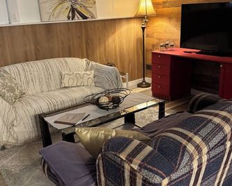 Country space in city limits - Miramichi - Living room