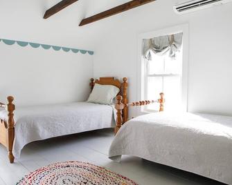 Historic Train House: Spa shower, gas fireplace, disc golf\n\n - Goode - Habitación