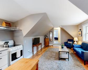 Comfortable Getaway for Two w/ Kitchenette - Right in the Heart of Downtown - Castine - Sala de estar