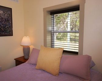 Lavender - Private Getaway with Horseshoes, Stargazing, and Walking Trails - Wimberley - Спальня