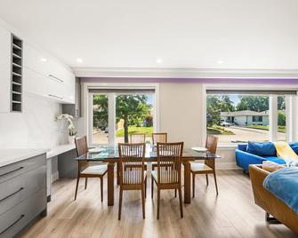 Resort Style 5 Bedroom/3 Bath Home with Pool & Jacuzzi [Jacuzzi open all year] - Markham - Dining room