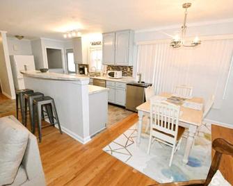 2 Blocks to ND 4 Bedroom 2 Bath Home 1217 - South Bend - Kitchen