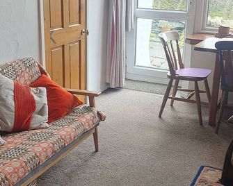 Traditional stone built cottage with fantastic view of lake and mountains - Y Felinheli - Living room