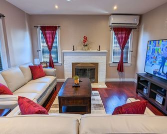Great Family Times In this lovely Cape with Resort style backyard - Massapequa - Living room