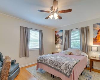 Oak Ridge Retreat with Porch Less Than 1 Mi to Downtown - Oak Ridge - Ložnice