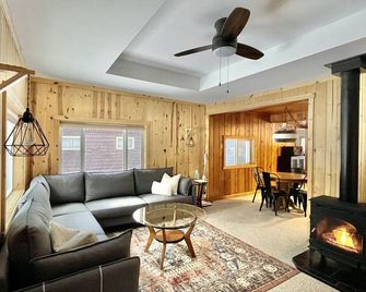 Charming cabin with lake access and kayaks! Close to TC! - Rapid City - Living room