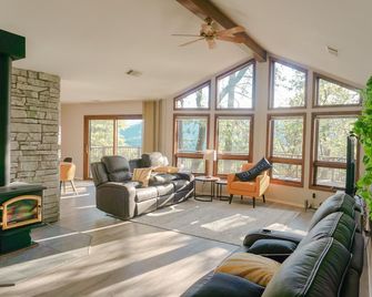 Lovely mountain home w/ large deck and forest view - Lakehead - Living room