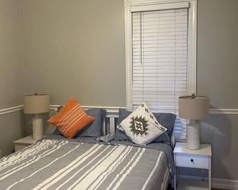Walk to Marina, Beautiful 2BR/1Ba - Port Washington