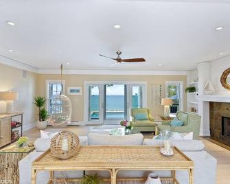 Lakefront Modern Mansion With Heated Pool 9BR's On Private Sandy Beach - Union Pier - Sala de estar