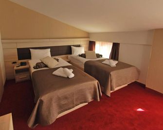 Hotel Garni Vizura Sport - بلغراد - غرفة نوم
