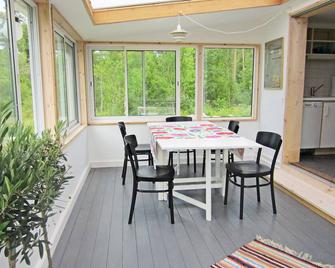 Cottage near the lake Bolmen, Canoe, Playhouse, sandpit, WiFi, Guesthouse - Ljungby - Dining room