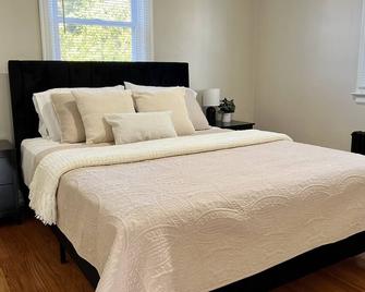 Lovely Home l King bed l Near NB l Renovated - North Brunswick - Bedroom